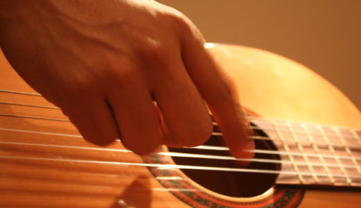 弾き語り初心者の課題曲に最適な秦基博の楽曲　5選