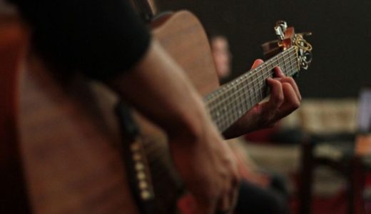 ギターの持ち方を覚えよう！アコギの構え方を画像で解説