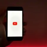 スマホにYouTubeのロゴマーク