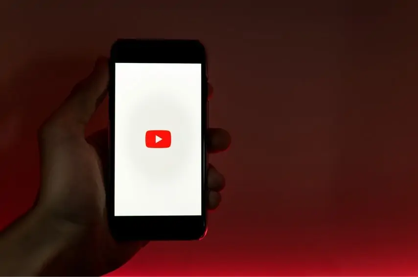 スマホにYouTubeのロゴマーク