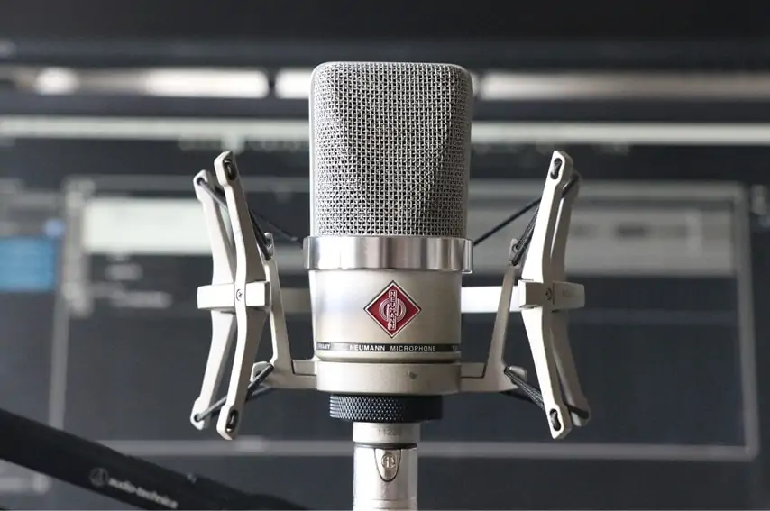 Neumann TLM 102をEA 4で取付した画像