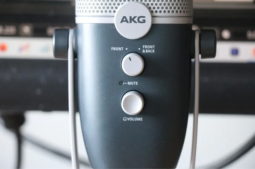 AKG araの前面パネル