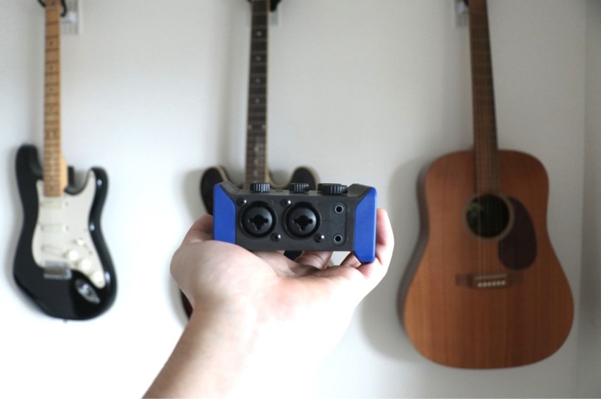 ZOOM AMS-24を手のひらに載せた