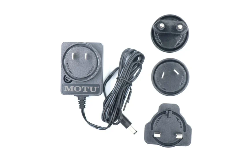 MOTU UltraLite mk5の付属ACアダプタと変換アダプタ