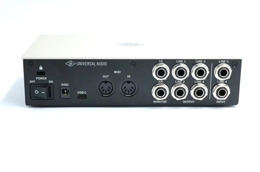 Universal Audio Volt 4 背面