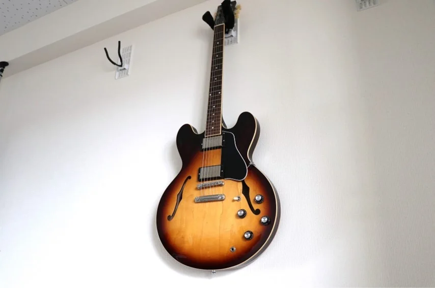 Gibson ES-335 斜め下から撮った