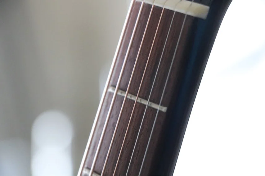 アコースティックギターのネック部分を斜め横から撮った
