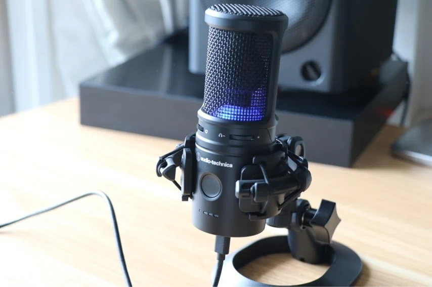 audio technica AT2020USB-XP AT8455で専用スタンドに取り付けた。斜め上から撮影