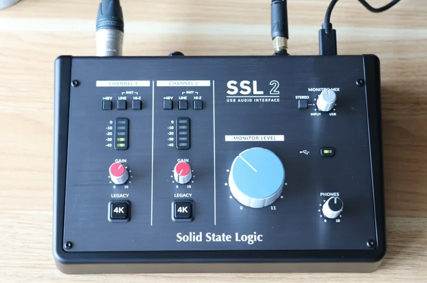 Solid State Logic SSL2 駆動しているところ。LEDライトが点灯している