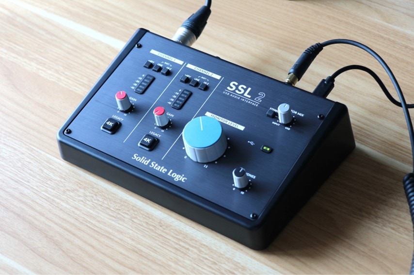Solid State Logic SSL2 駆動しているところ。左斜め