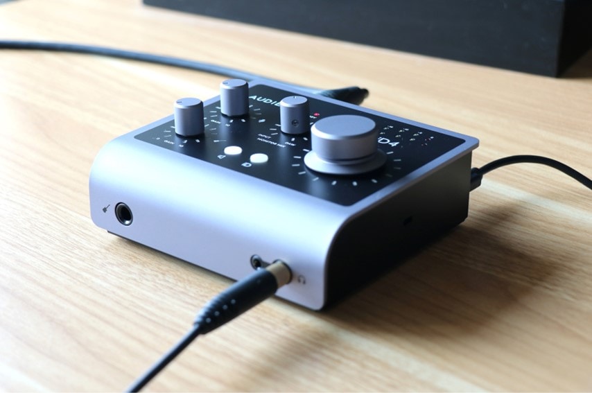 AUDIENT iD4mkII 駆動しているとこ。左斜め上から撮影