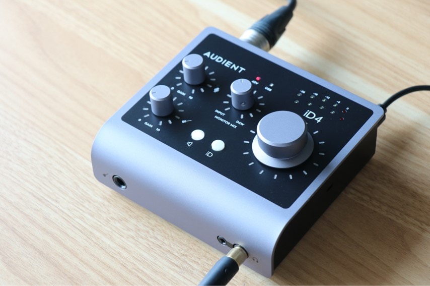 AUDIENT iD4mkII 駆動しているところ。左斜め