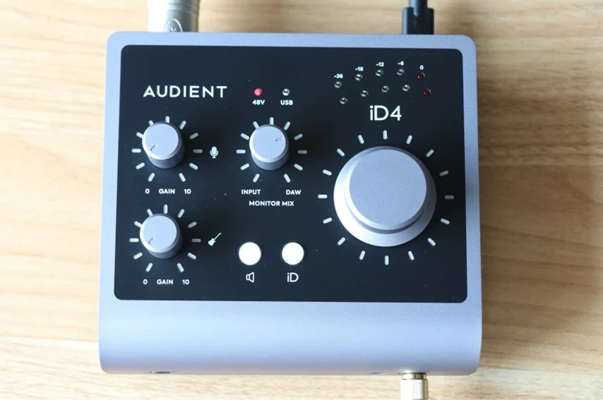 AUDIENT iD4mkII 駆動しているところ。上面