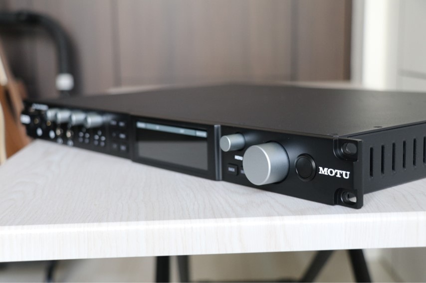MOTU 828 右側から撮影