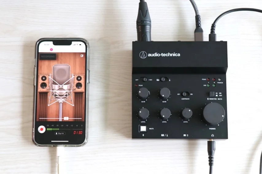 audio technica AT-UMX3とiPhone 13 Pro。正面から撮影