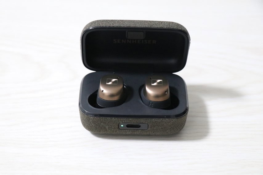 ゼンハイザーMOMENTUM True Wireless 4のイヤホンケース。イヤホンを入っているところを上から撮影
