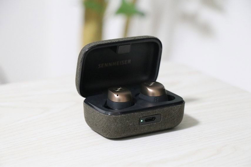 ゼンハイザーMOMENTUM True Wireless 4。ケースを開けたところを右から撮った写真