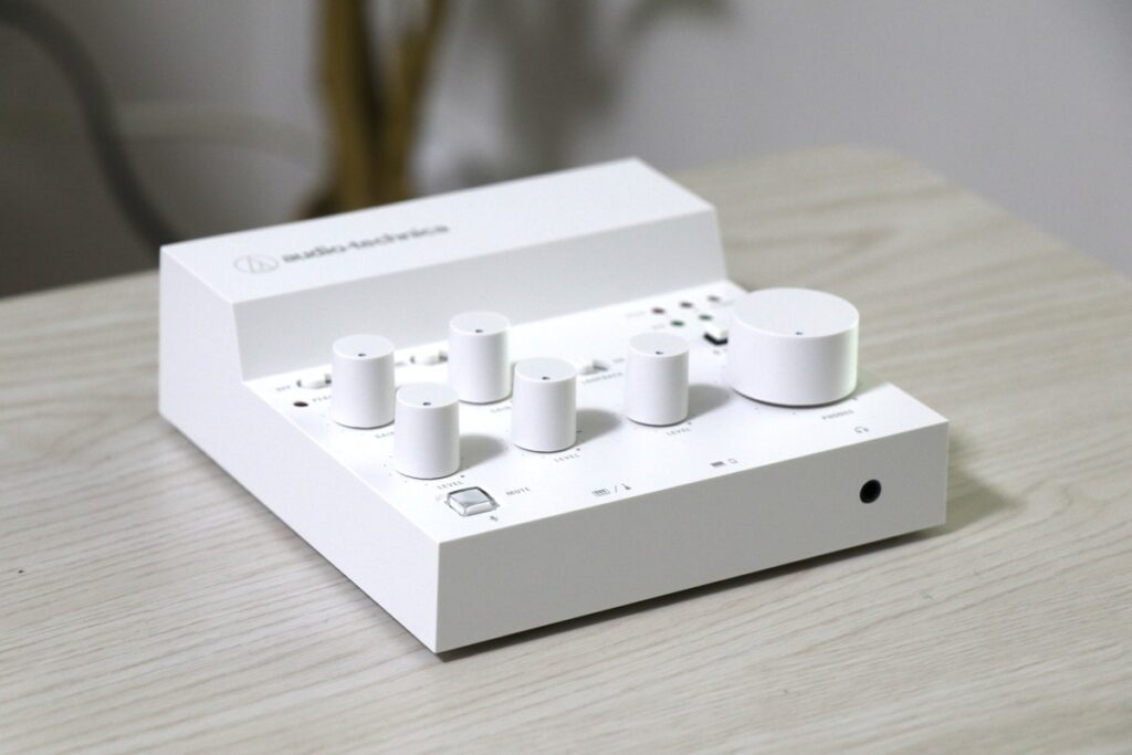 audio technica AT-UMX3 WHを側面から撮影