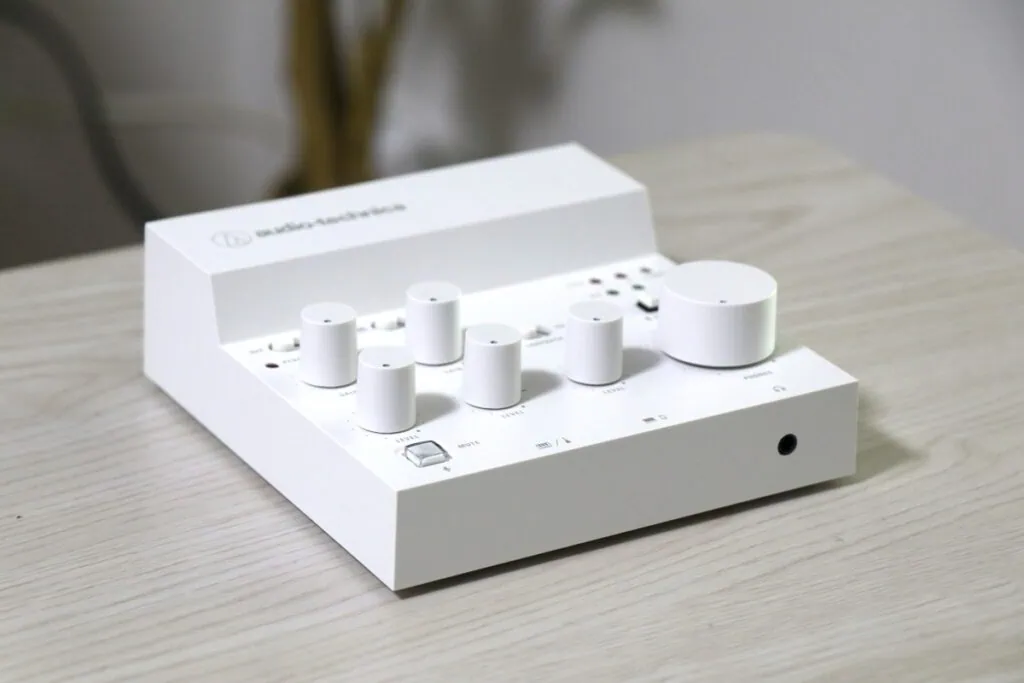 audio technica AT-UMX3 WHを側面から撮影