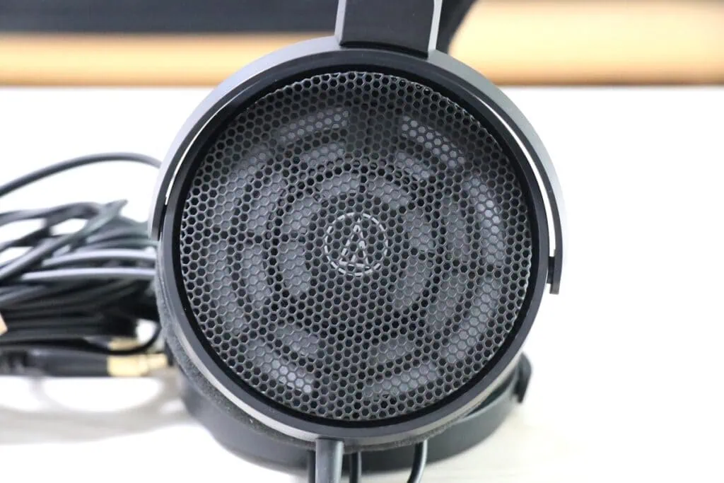 audio technica ATH-R30xのハウジング部分をアップで撮影
