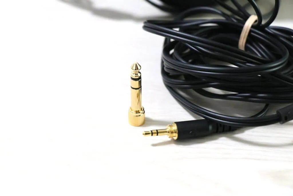 audio technica ATH-R30xのジャック部分。6.3mm変換アダプタが付属