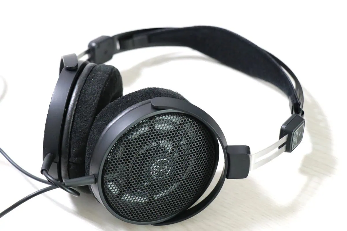 audio tehcnica ATH-R30xの左斜めから撮った写真