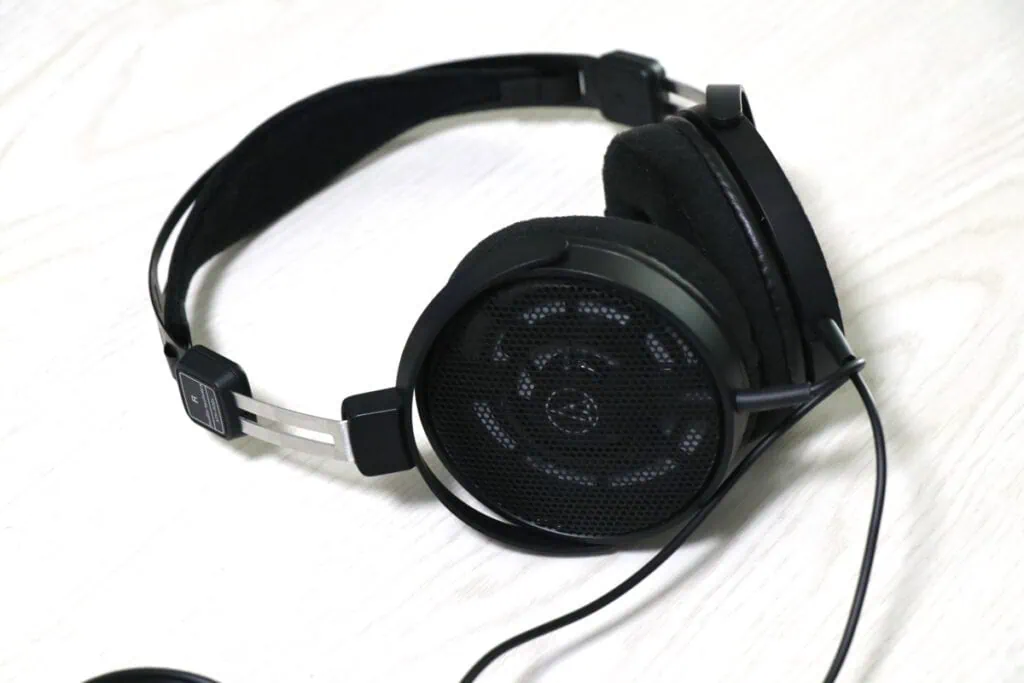 audio technica ATH-R30xを左側面から撮った写真