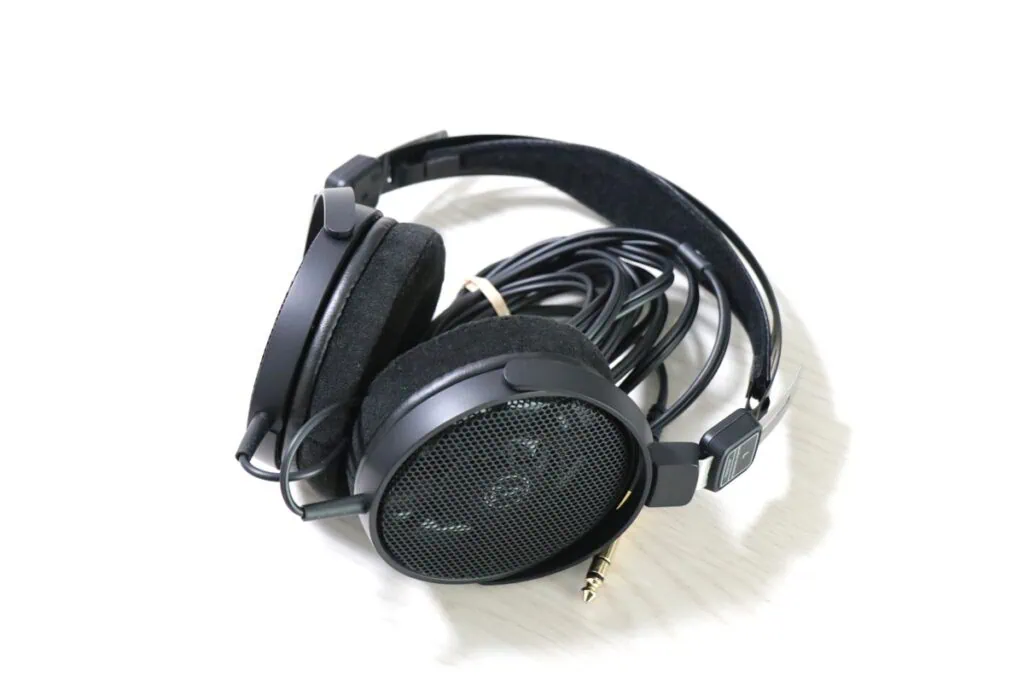 audio technica ATH-R30xを左斜めから引きで撮った