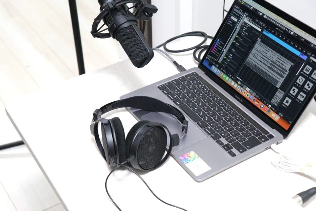 audio technica ATH-R30xをノートPCとコンデンサーマイクと一緒に撮影