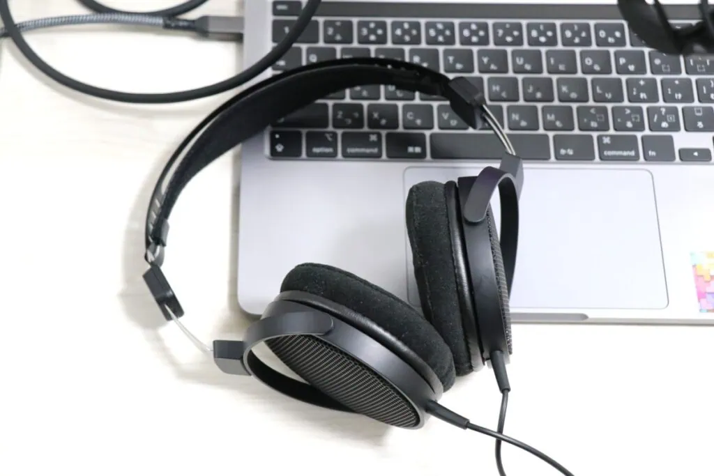 audio technica ATH-R30xをノートPCの左端に置いた写真