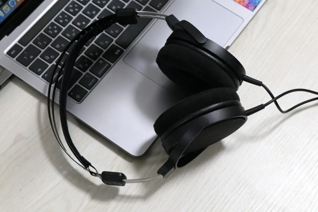 audio technica ATH-R30xをノートPCの左端に置いて上から撮った写真