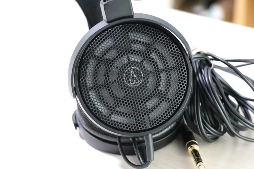 audio technica ATH-R30xのハウジング部分は開いている