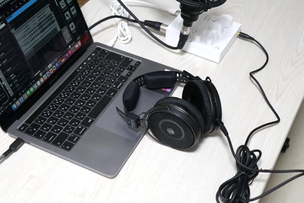 audio technica ATH-R50xとノートPCを引きで撮った