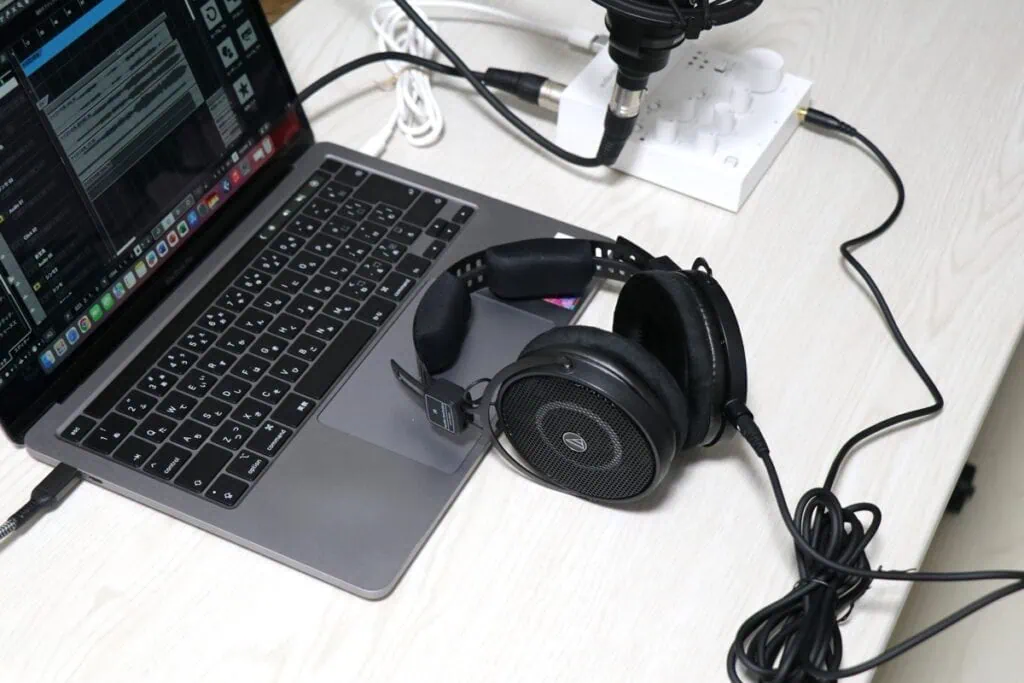 audio technica ATH-R50xとノートPCを引きで撮った