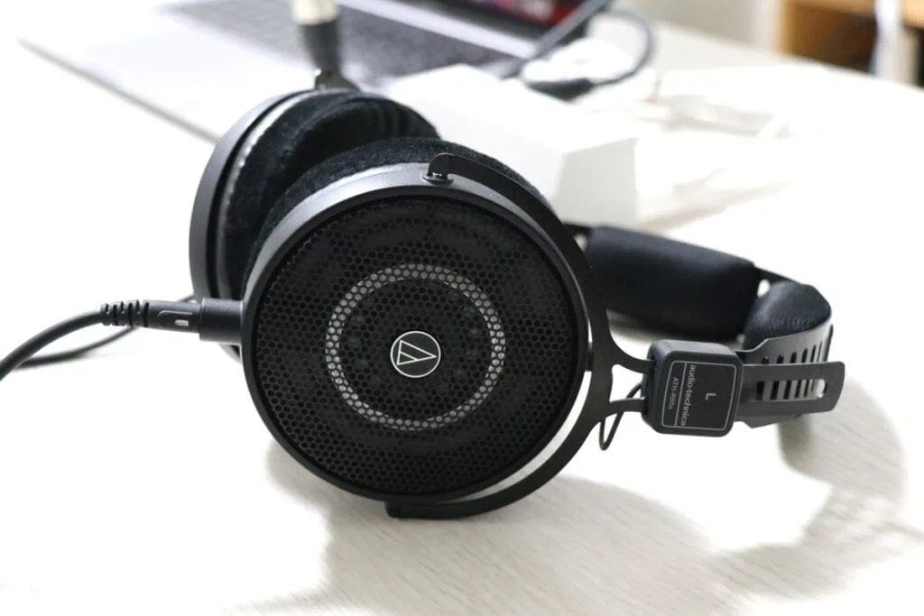audio technica ATH-R50xを右側面から撮った画像