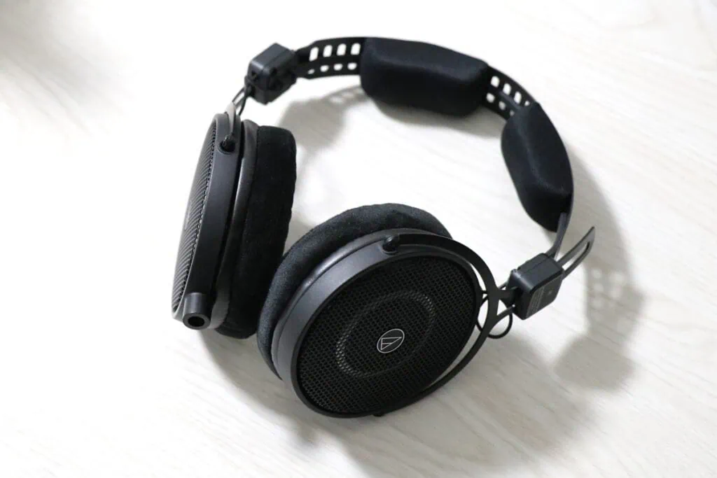 audio technica ATH-R50xを右斜めから撮った画像