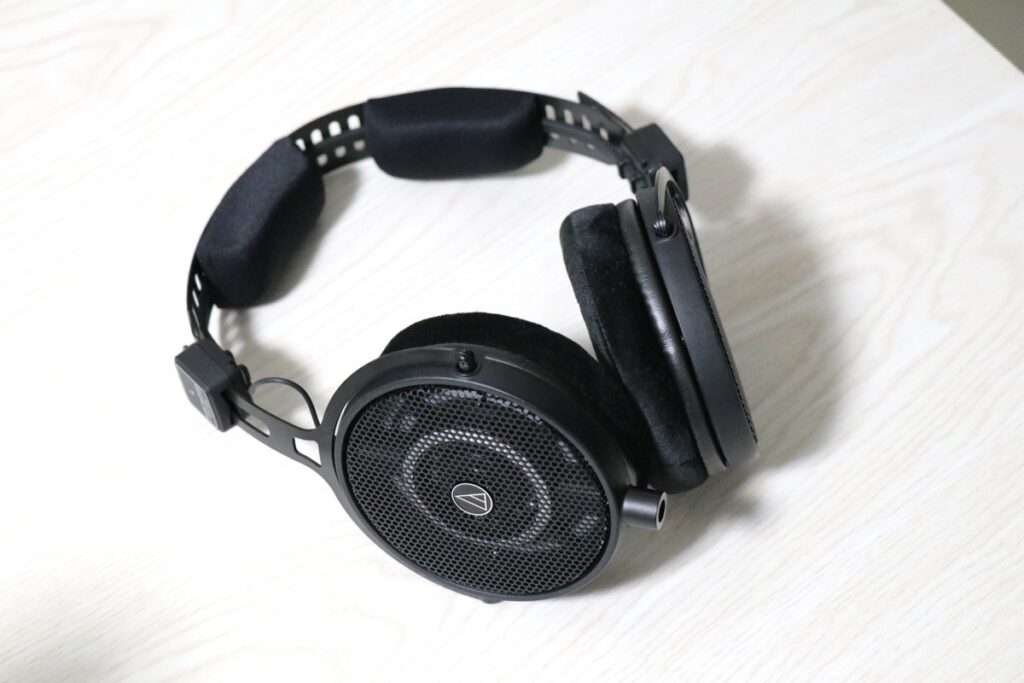 audio technica ATH-R50xを左から引きで撮った画像