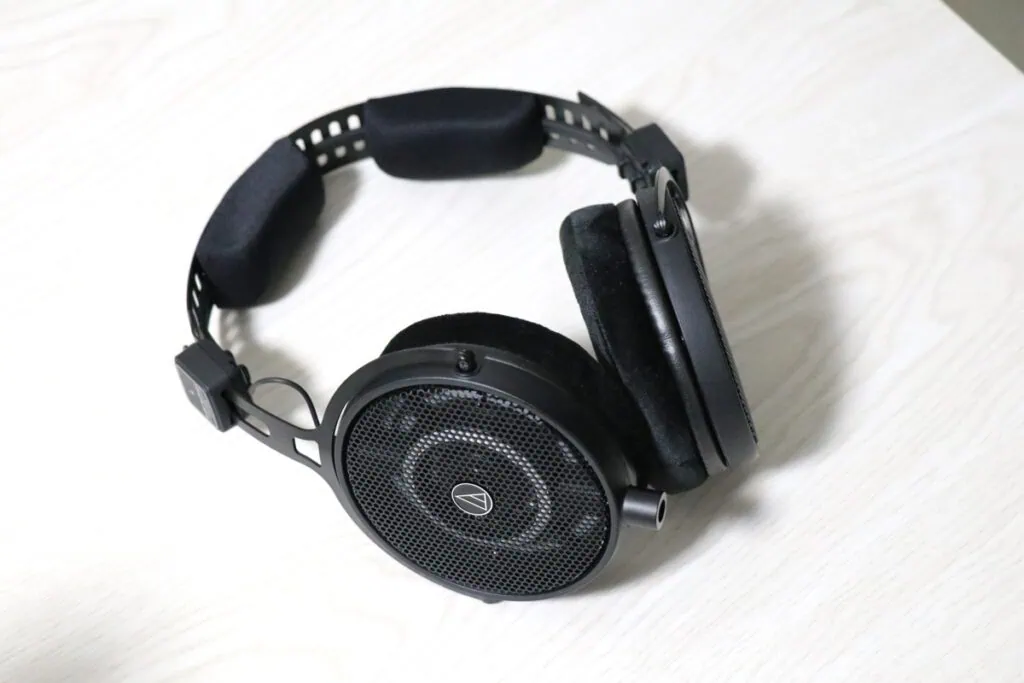 audio technica ATH-R50xを左から引きで撮った画像