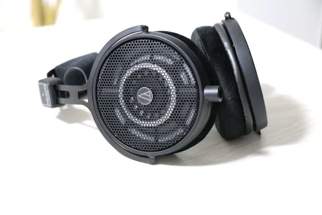 audio technica ATH-R50xを左下からアップで撮った画像