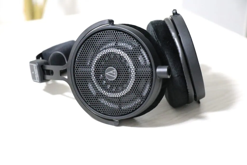 audio technica ATH-R50xを左下からアップで撮った画像