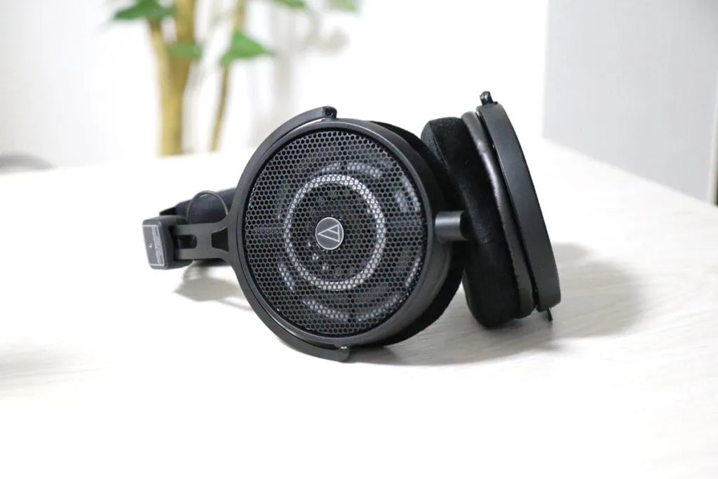 audio technica ATH-R50xを左下から撮った画像