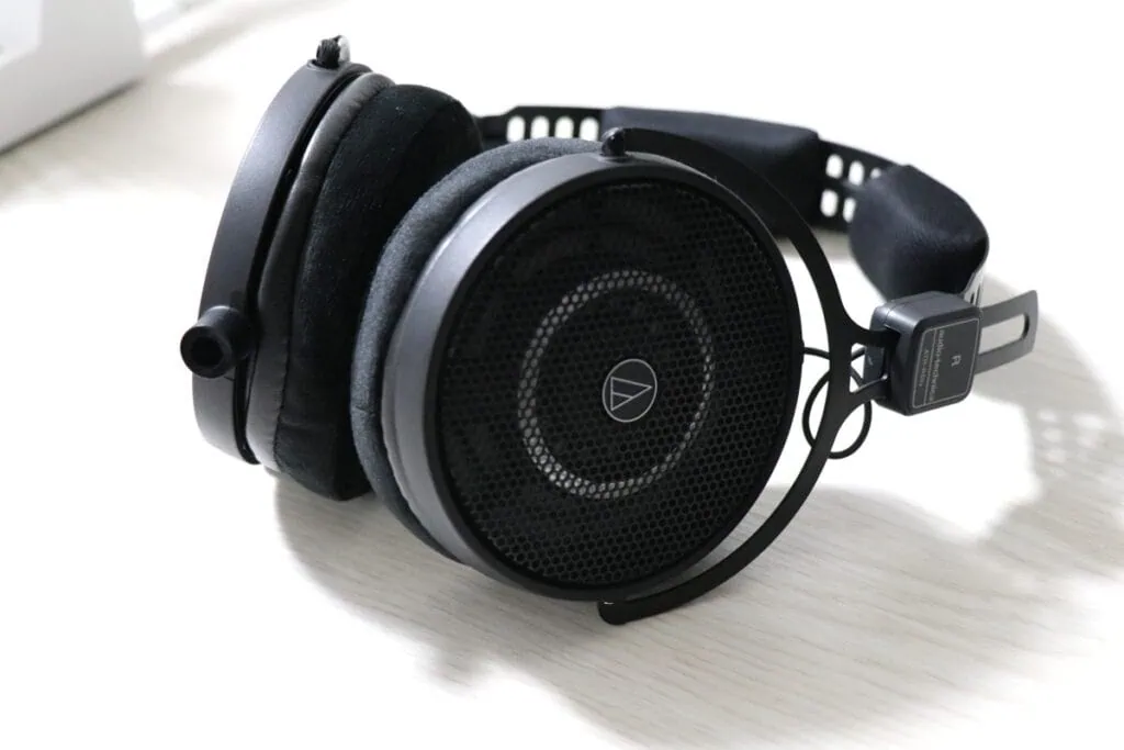 audio technica ATH-R50xを右から撮った画像