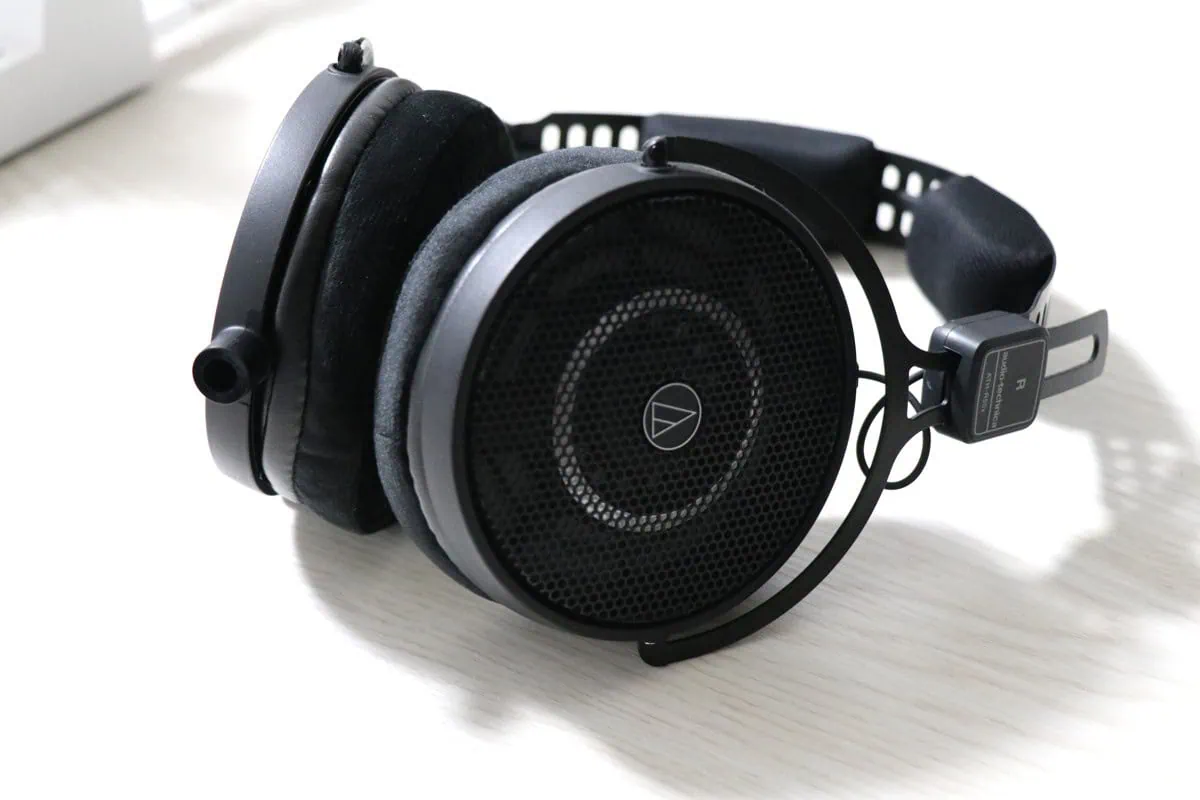 audio technica ATH-R50xを右から撮った画像