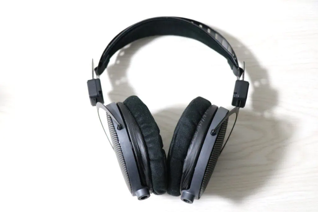 audio technica ATH-R70xaを正面から撮った画像