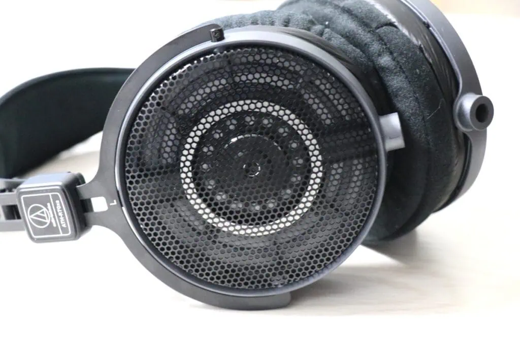 audio technica ATH-R70xaのハウジングをアップで撮影