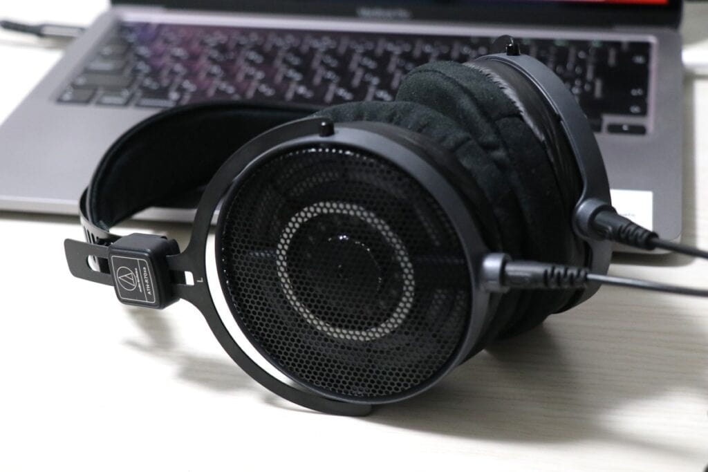 audio technica ATH-R70xaとノートPC。ヘッドホン寄りに撮影