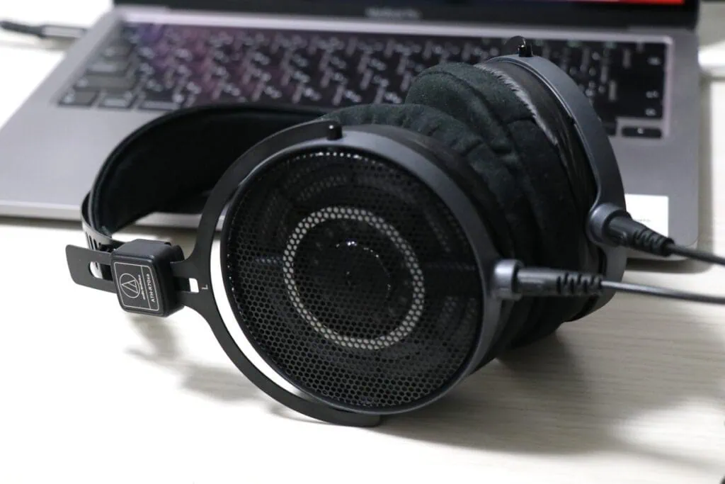 audio technica ATH-R70xaとノートPC。ヘッドホン寄りに撮影