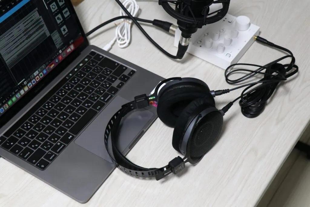 audio technica ATH-R70xaとノートPC。上から撮影