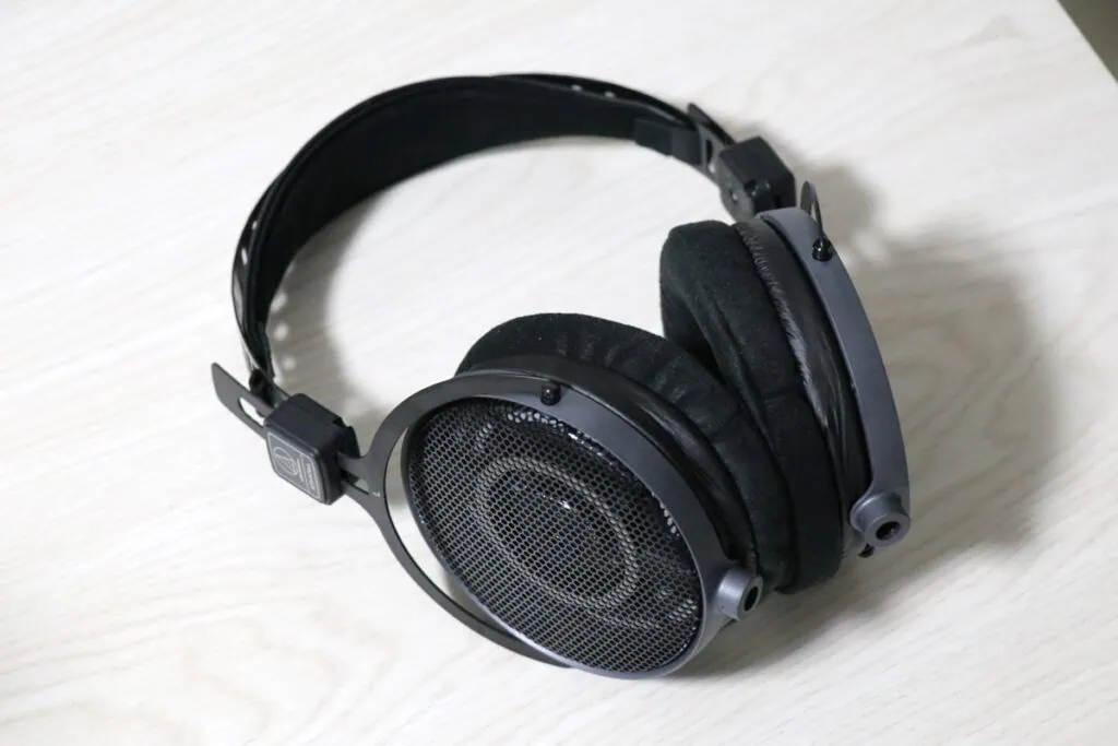 audio technica ATH-R70xaを左下から撮った画像