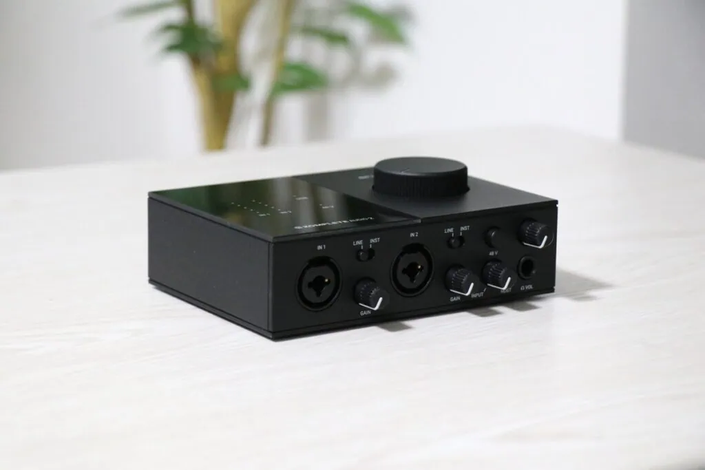 KOMPLETE AUDIO 2を左斜めから引きで撮影した画像